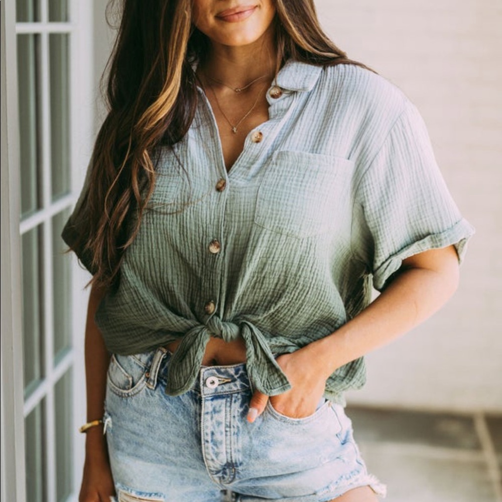 NEW WITH TAGS - Ombré Button Down Cropped Tie Top